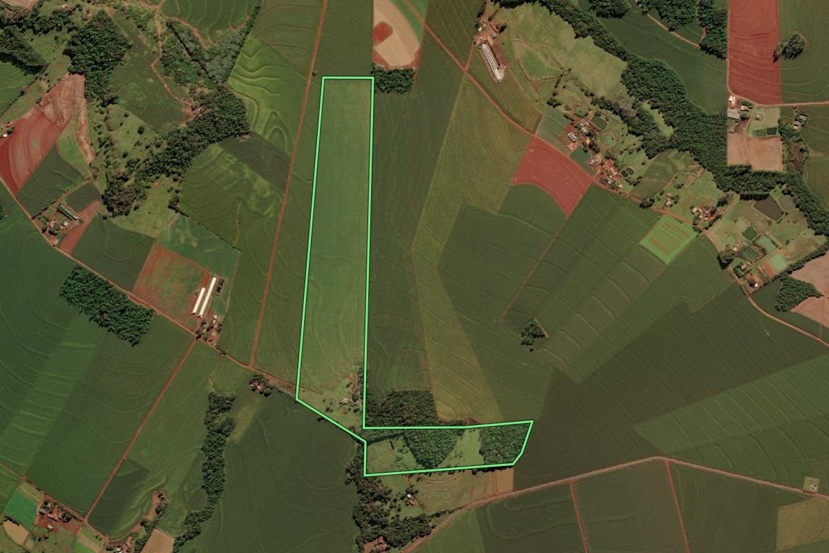 Imagem de satélite do imóvel rural em São Miguel do Iguaçu (PR), com o contorno declarado no CAR desenhado por cima.