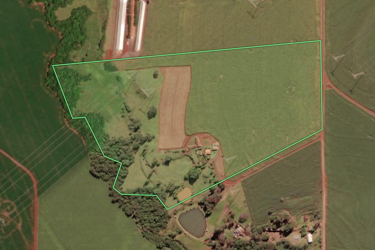 Imagem de satélite do imóvel rural em São Miguel do Iguaçu (PR), com o contorno declarado no CAR desenhado por cima.