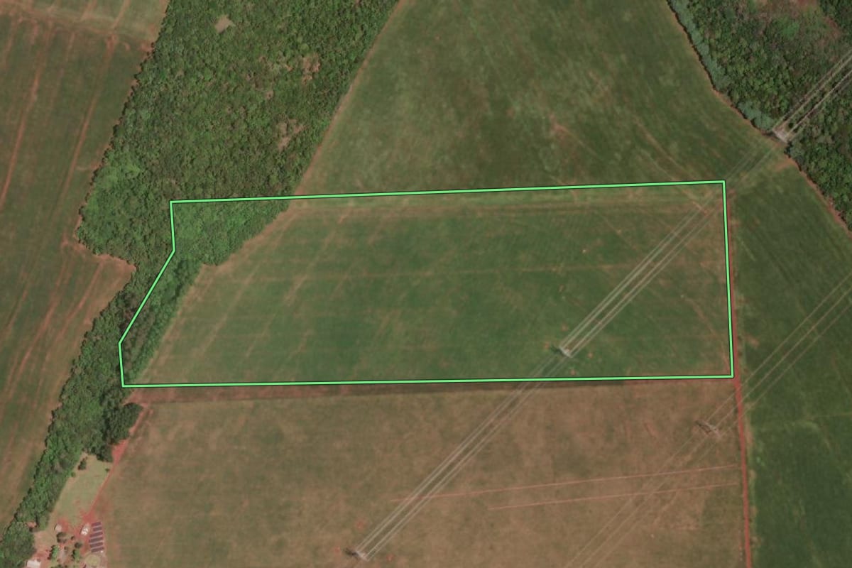 Imagem de satélite do imóvel rural em São Miguel do Iguaçu (PR), com o contorno declarado no CAR desenhado por cima.
