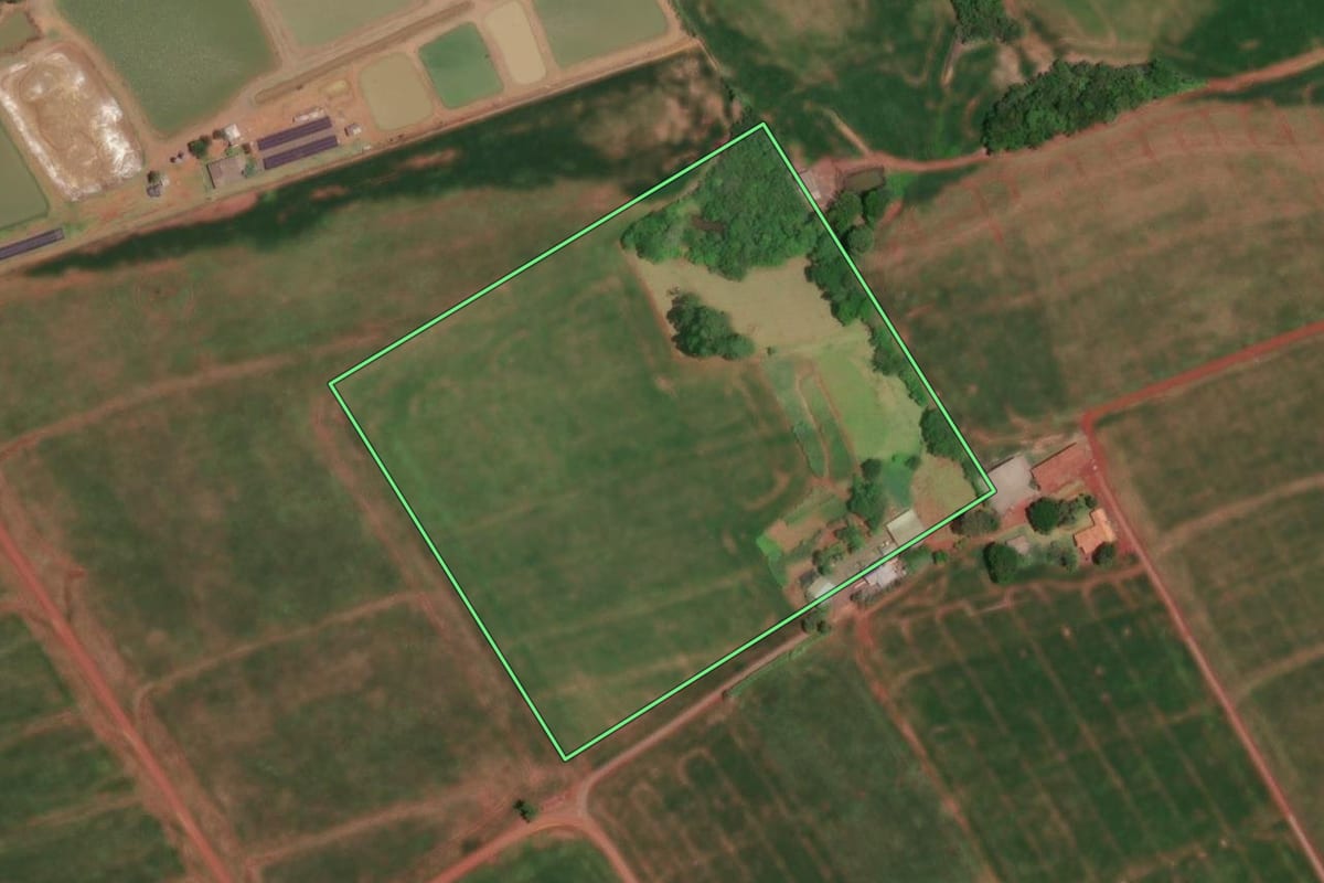 Imagem de satélite do imóvel rural em São Miguel do Iguaçu (PR), com o contorno declarado no CAR desenhado por cima.