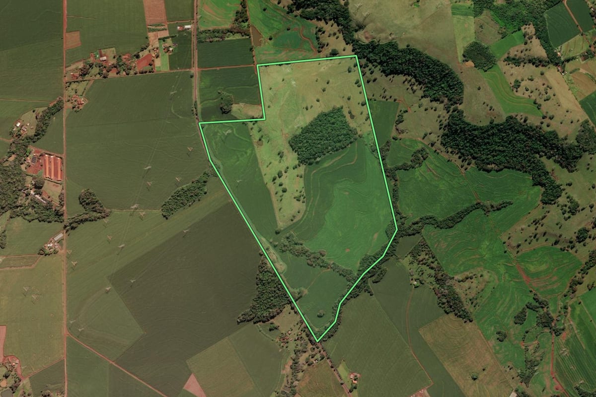 Imagem de satélite do imóvel rural em São Miguel do Iguaçu (PR), com o contorno declarado no CAR desenhado por cima.