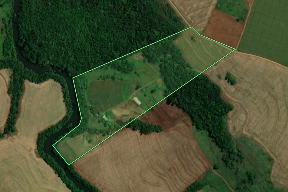 Imagem de satélite do imóvel rural em São Pedro do Iguaçu (PR), com o contorno declarado no CAR desenhado por cima.