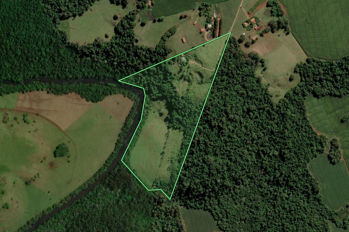 Imagem de satélite do imóvel rural em São Pedro do Iguaçu (PR), com o contorno declarado no CAR desenhado por cima.