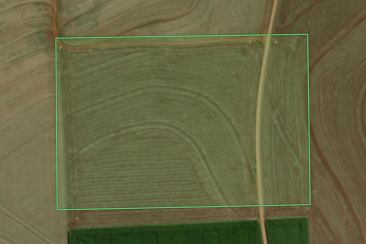 Imagem de satélite do imóvel rural em São Pedro do Iguaçu (PR), com o contorno declarado no CAR desenhado por cima.