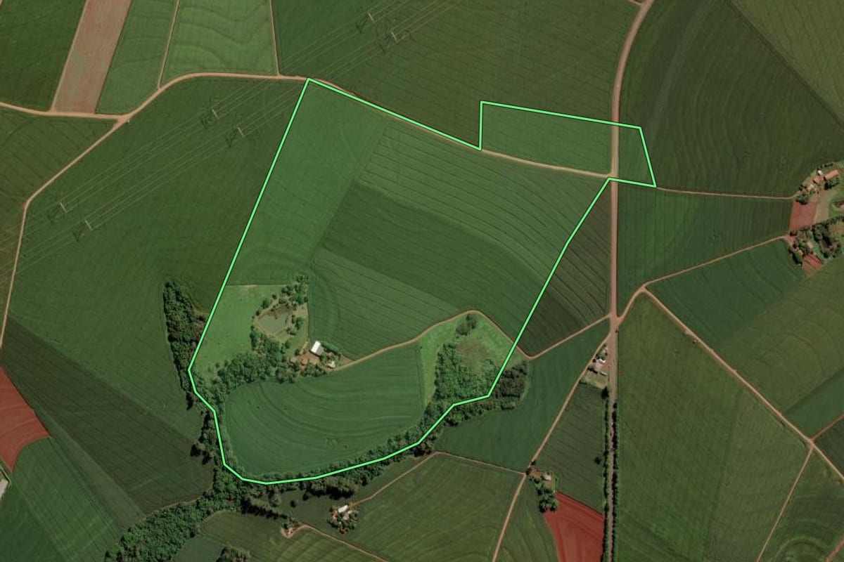 Imagem de satélite do imóvel rural em São Pedro do Iguaçu (PR), com o contorno declarado no CAR desenhado por cima.