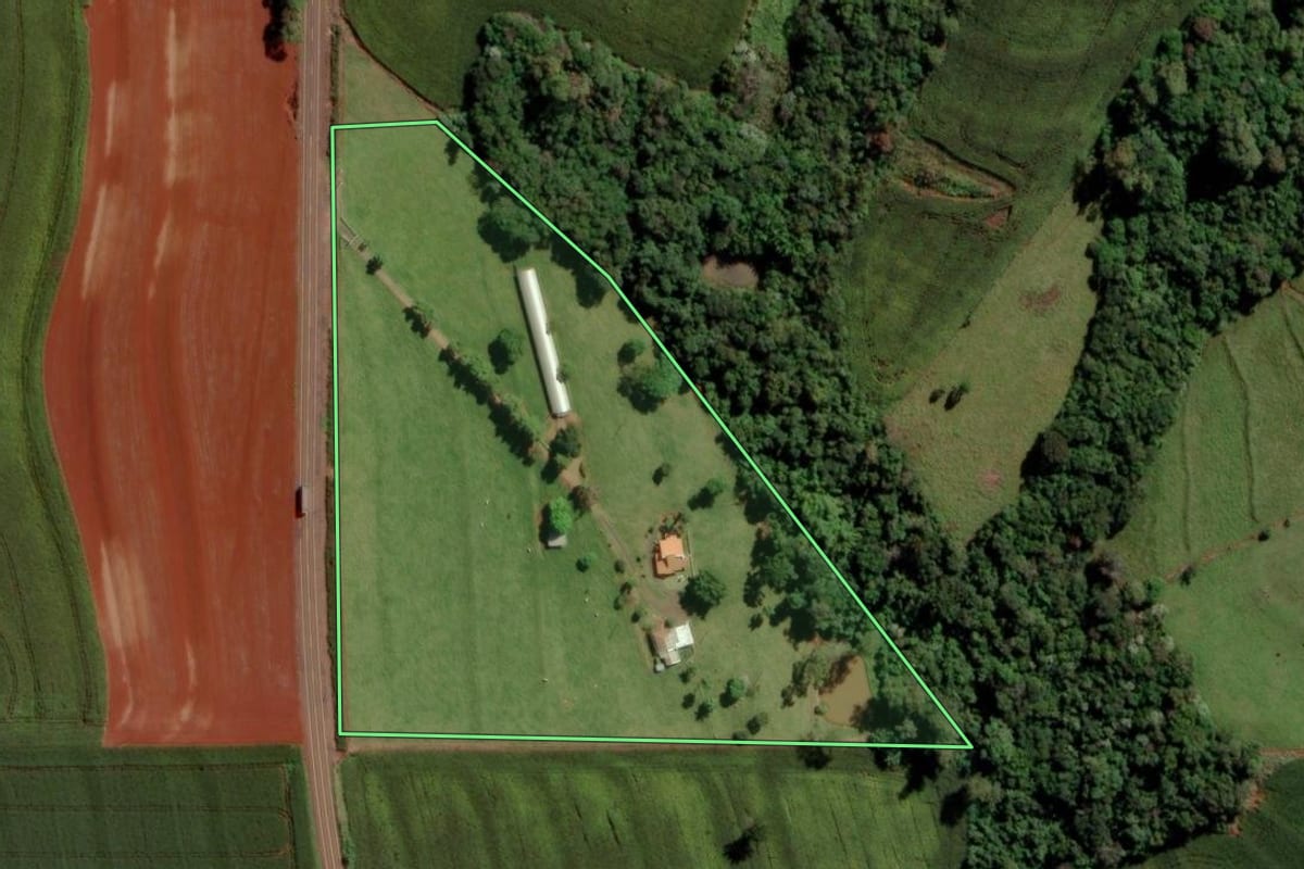 Imagem de satélite do imóvel rural em São Pedro do Iguaçu (PR), com o contorno declarado no CAR desenhado por cima.