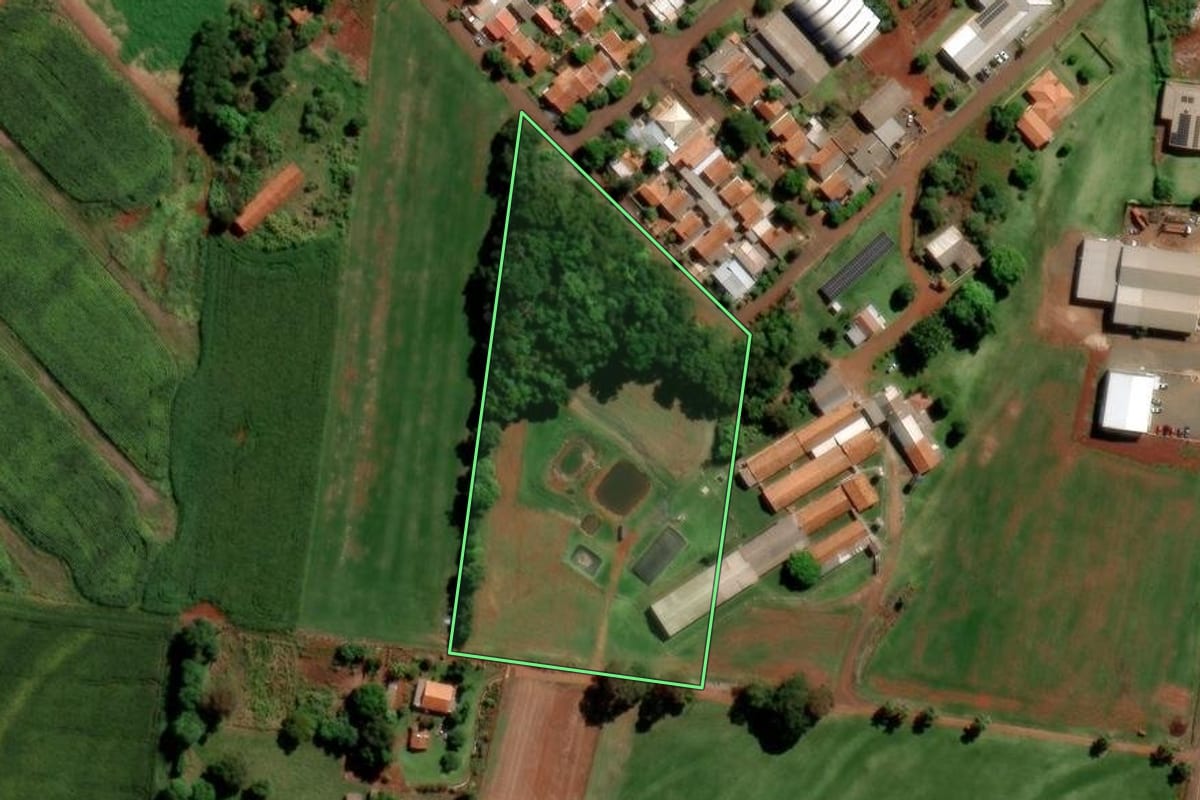 Imagem de satélite do imóvel rural em São Pedro do Iguaçu (PR), com o contorno declarado no CAR desenhado por cima.
