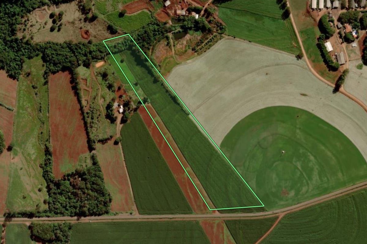 Imagem de satélite do imóvel rural em São Pedro do Iguaçu (PR), com o contorno declarado no CAR desenhado por cima.