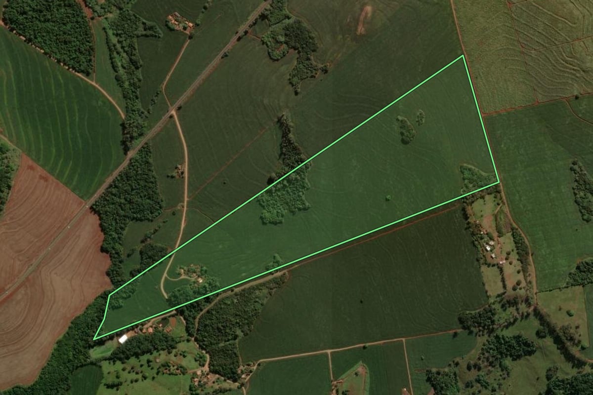 Imagem de satélite do imóvel rural em São Pedro do Ivaí (PR), com o contorno declarado no CAR desenhado por cima.