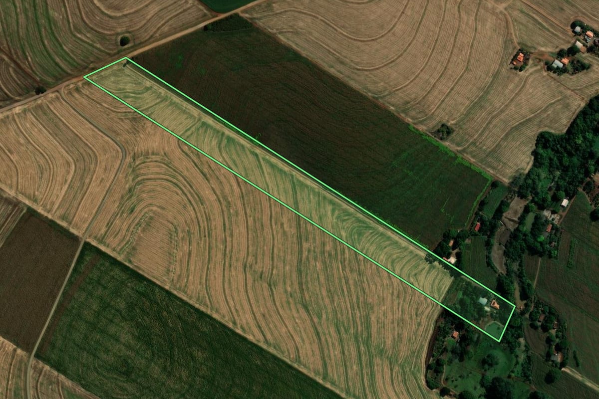 Imagem de satélite do imóvel rural em São Pedro do Ivaí (PR), com o contorno declarado no CAR desenhado por cima.