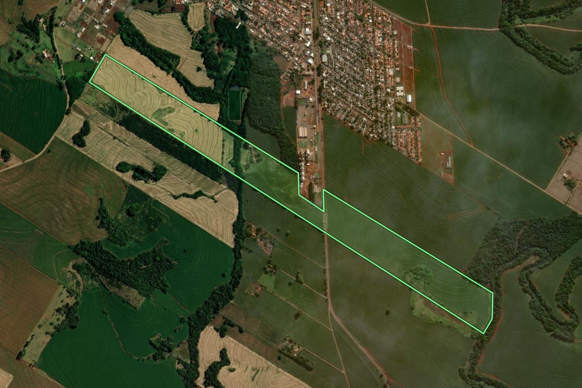 Imagem de satélite do imóvel rural em São Pedro do Ivaí (PR), com o contorno declarado no CAR desenhado por cima.