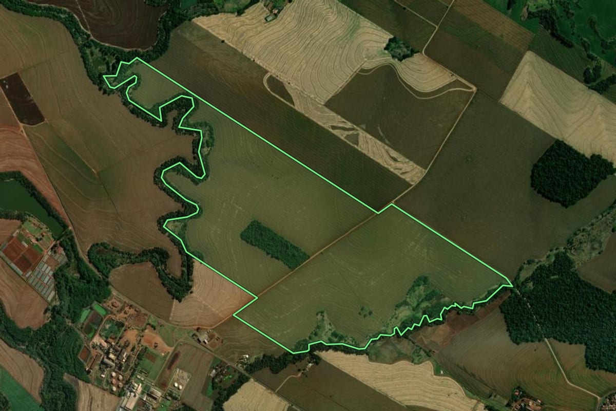 Imagem de satélite do imóvel rural em São Pedro do Ivaí (PR), com o contorno declarado no CAR desenhado por cima.