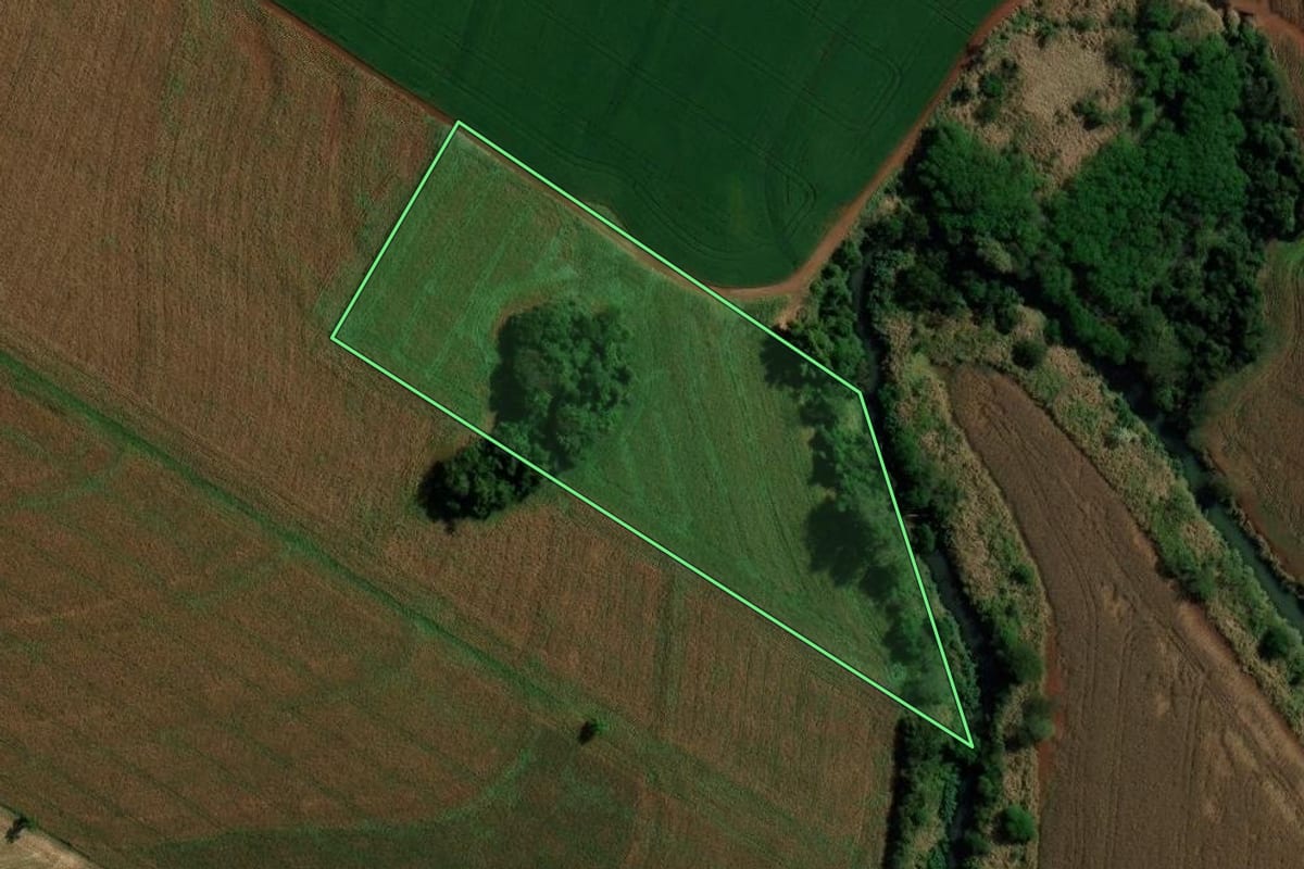 Imagem de satélite do imóvel rural em São Pedro do Ivaí (PR), com o contorno declarado no CAR desenhado por cima.