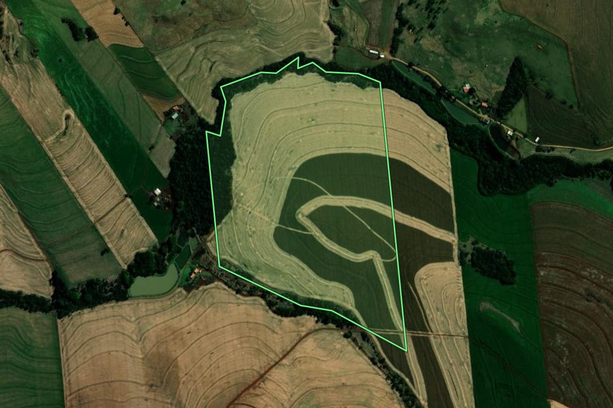 Imagem de satélite do imóvel rural em São Pedro do Ivaí (PR), com o contorno declarado no CAR desenhado por cima.