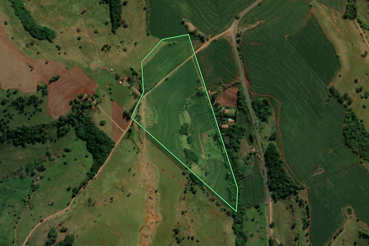 Imagem de satélite do imóvel rural em São Pedro do Ivaí (PR), com o contorno declarado no CAR desenhado por cima.