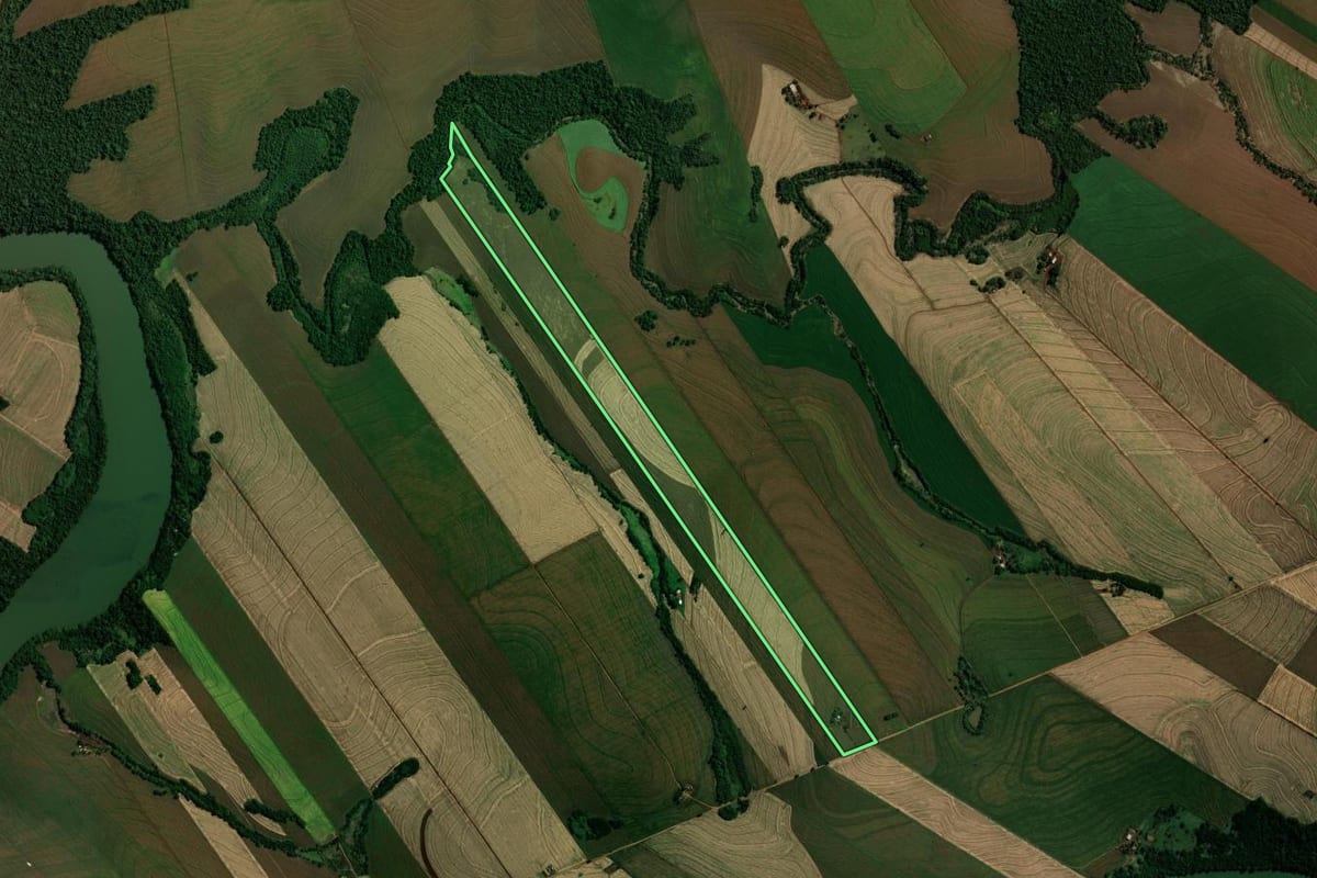 Imagem de satélite do imóvel rural em São Pedro do Ivaí (PR), com o contorno declarado no CAR desenhado por cima.