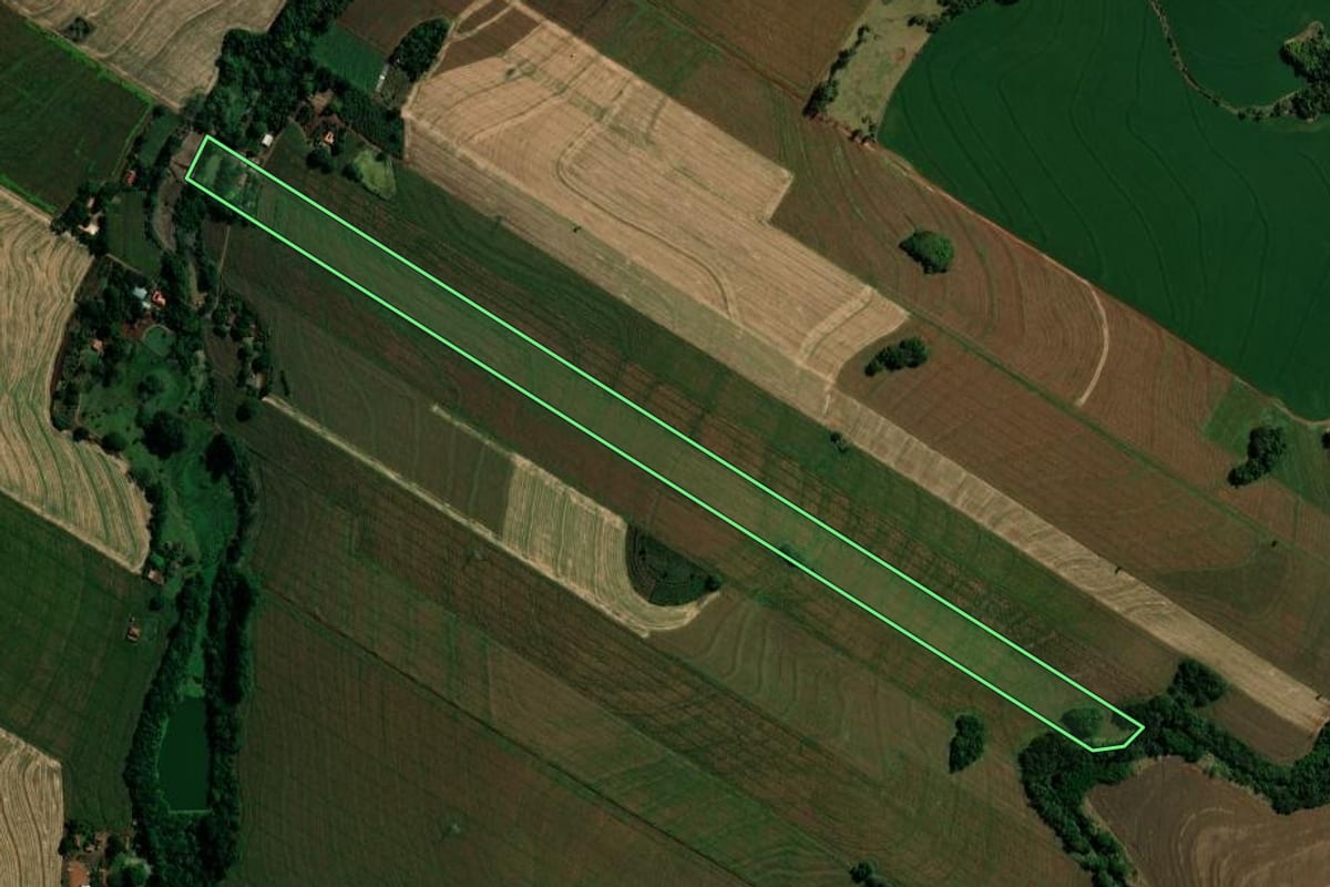 Imagem de satélite do imóvel rural em São Pedro do Ivaí (PR), com o contorno declarado no CAR desenhado por cima.