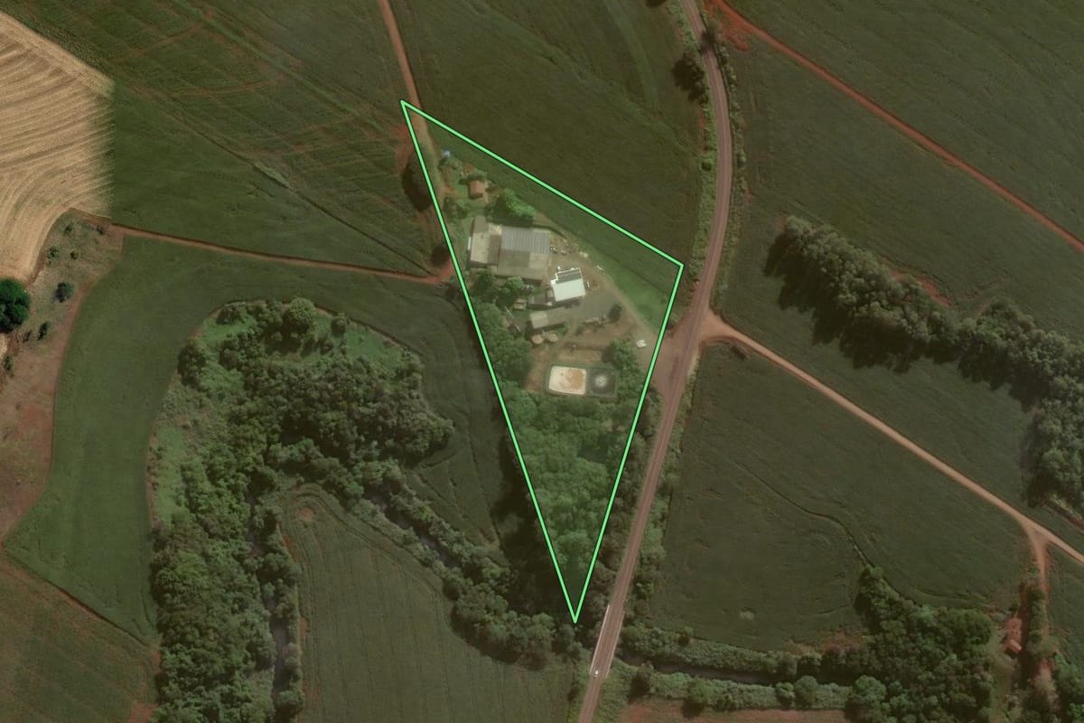 Imagem de satélite do imóvel rural em São Pedro do Ivaí (PR), com o contorno declarado no CAR desenhado por cima.