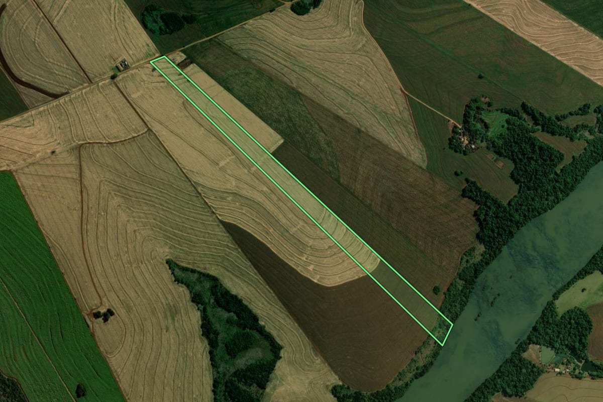 Imagem de satélite do imóvel rural em São Pedro do Ivaí (PR), com o contorno declarado no CAR desenhado por cima.