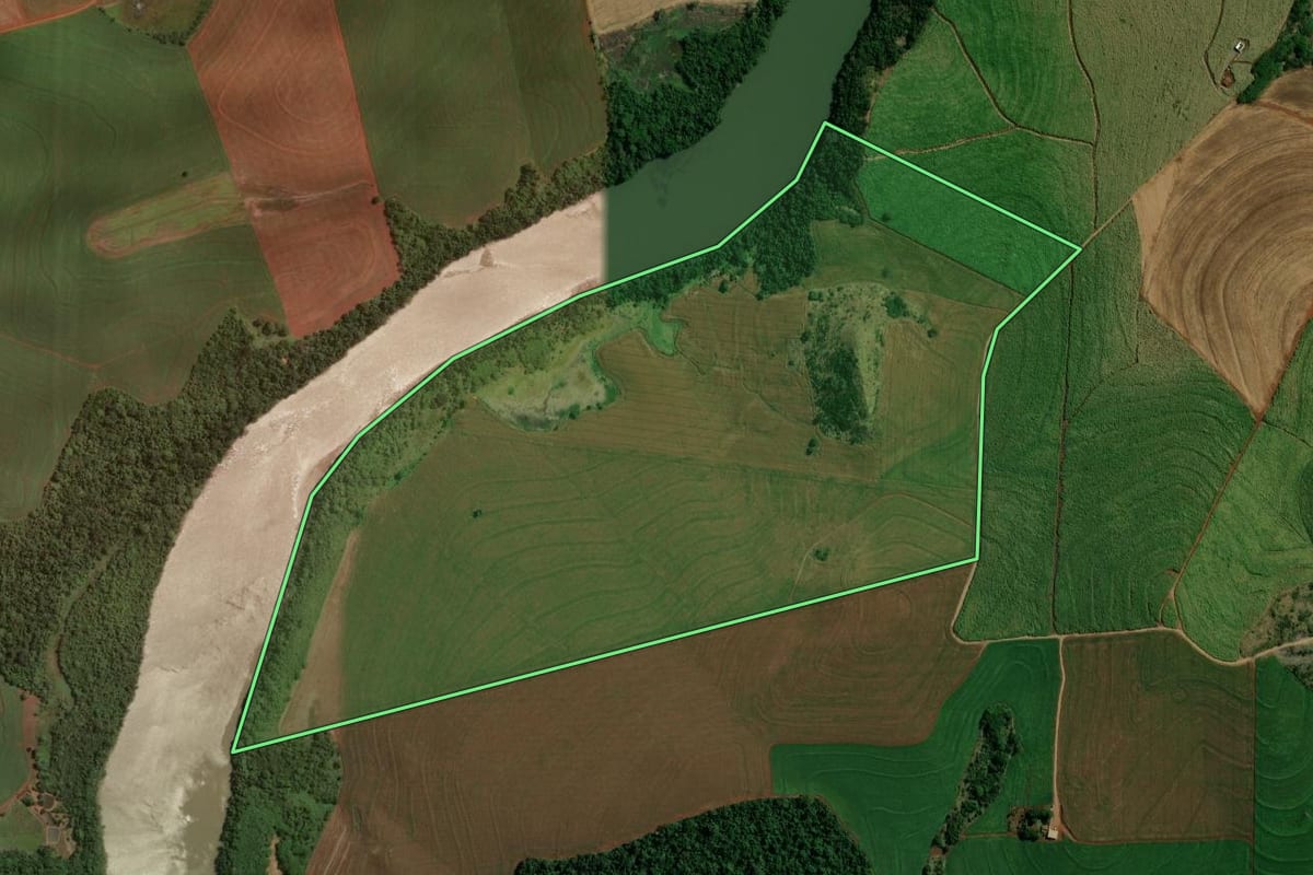 Imagem de satélite do imóvel rural em São Pedro do Ivaí (PR), com o contorno declarado no CAR desenhado por cima.