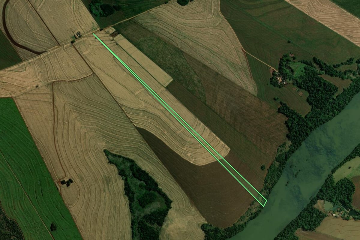 Imagem de satélite do imóvel rural em São Pedro do Ivaí (PR), com o contorno declarado no CAR desenhado por cima.