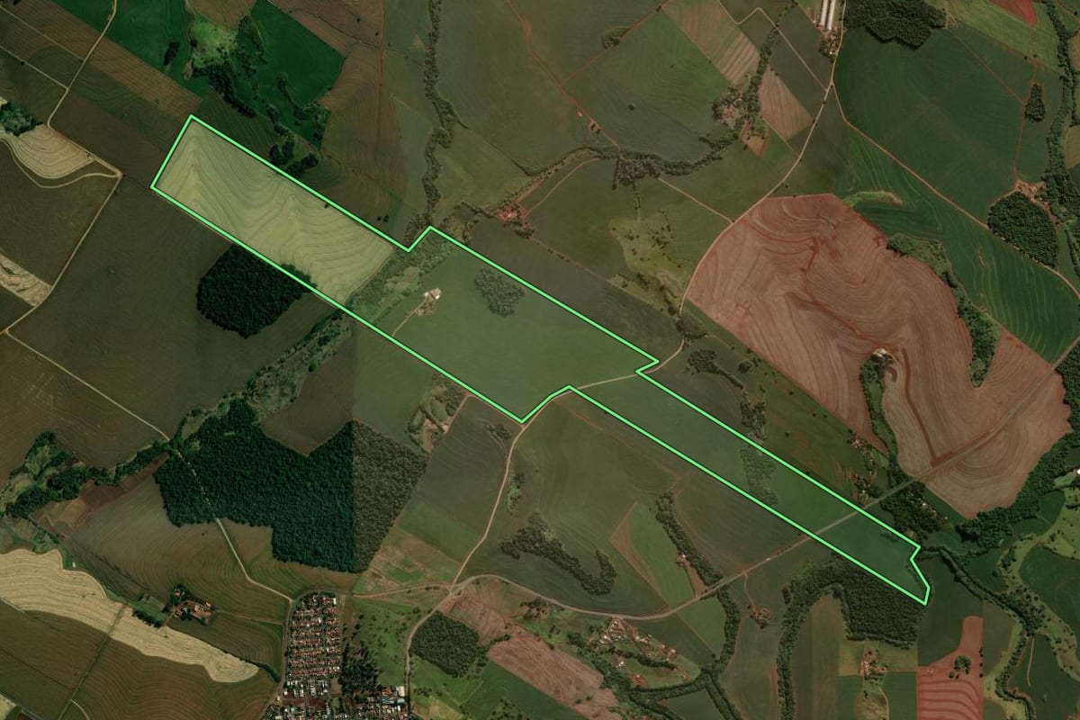 Imagem de satélite do imóvel rural em São Pedro do Ivaí (PR), com o contorno declarado no CAR desenhado por cima.