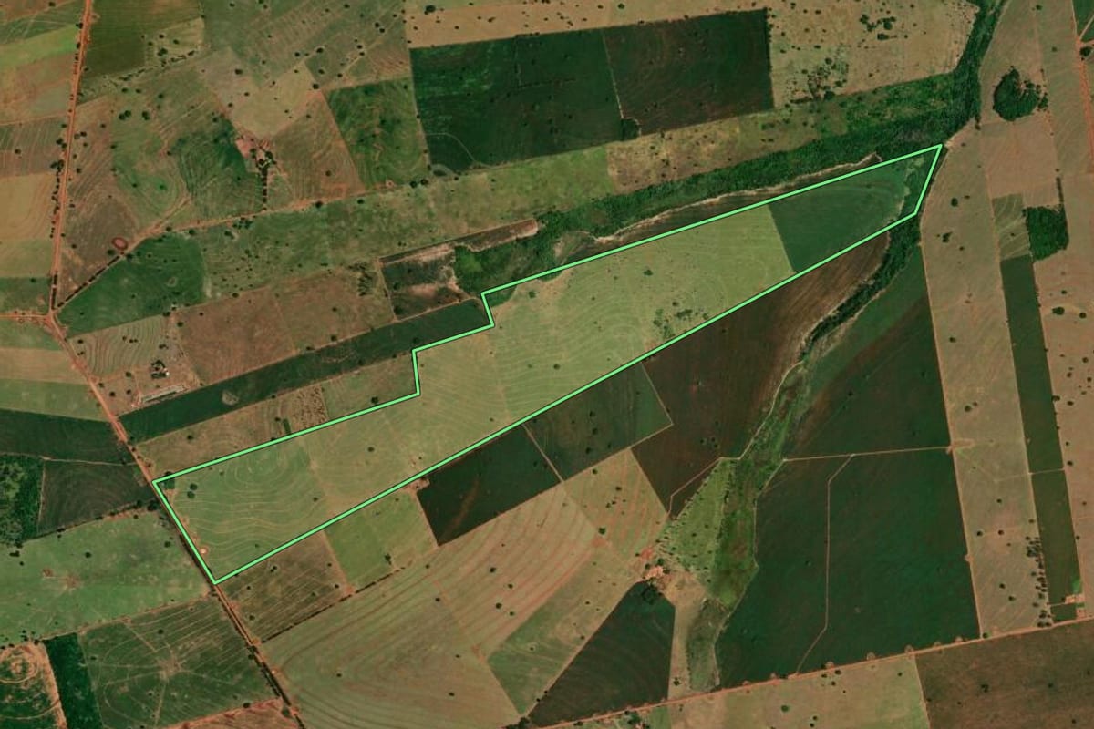 Imagem de satélite do imóvel rural em São Pedro do Paraná (PR), com o contorno declarado no CAR desenhado por cima.