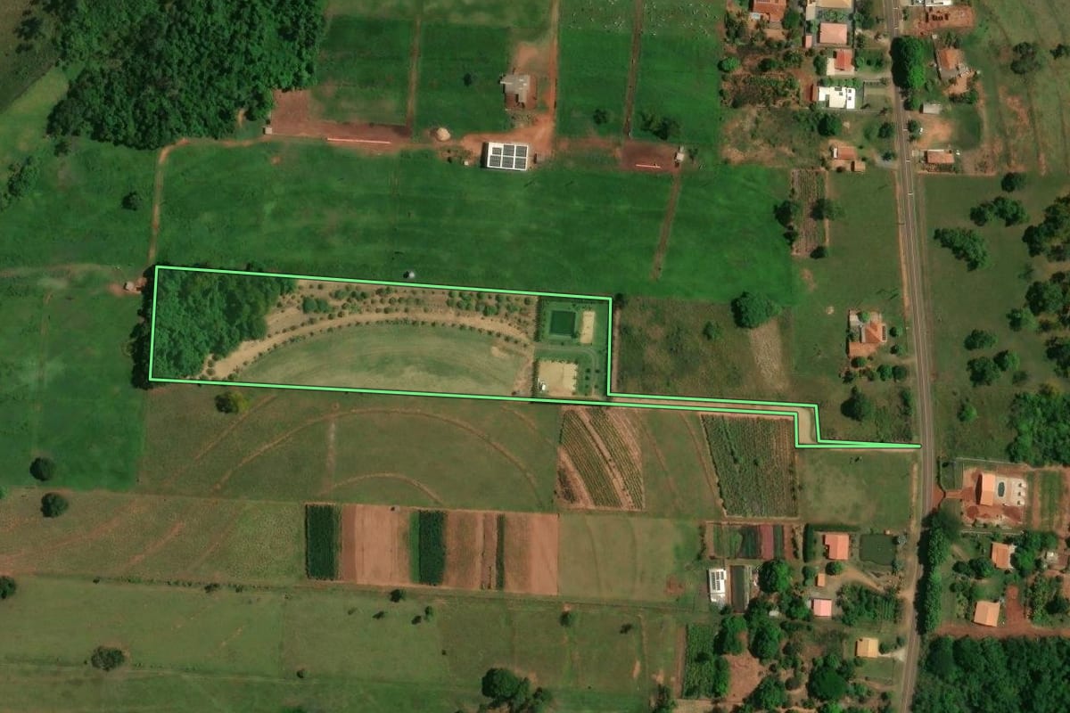 Imagem de satélite do imóvel rural em São Pedro do Paraná (PR), com o contorno declarado no CAR desenhado por cima.