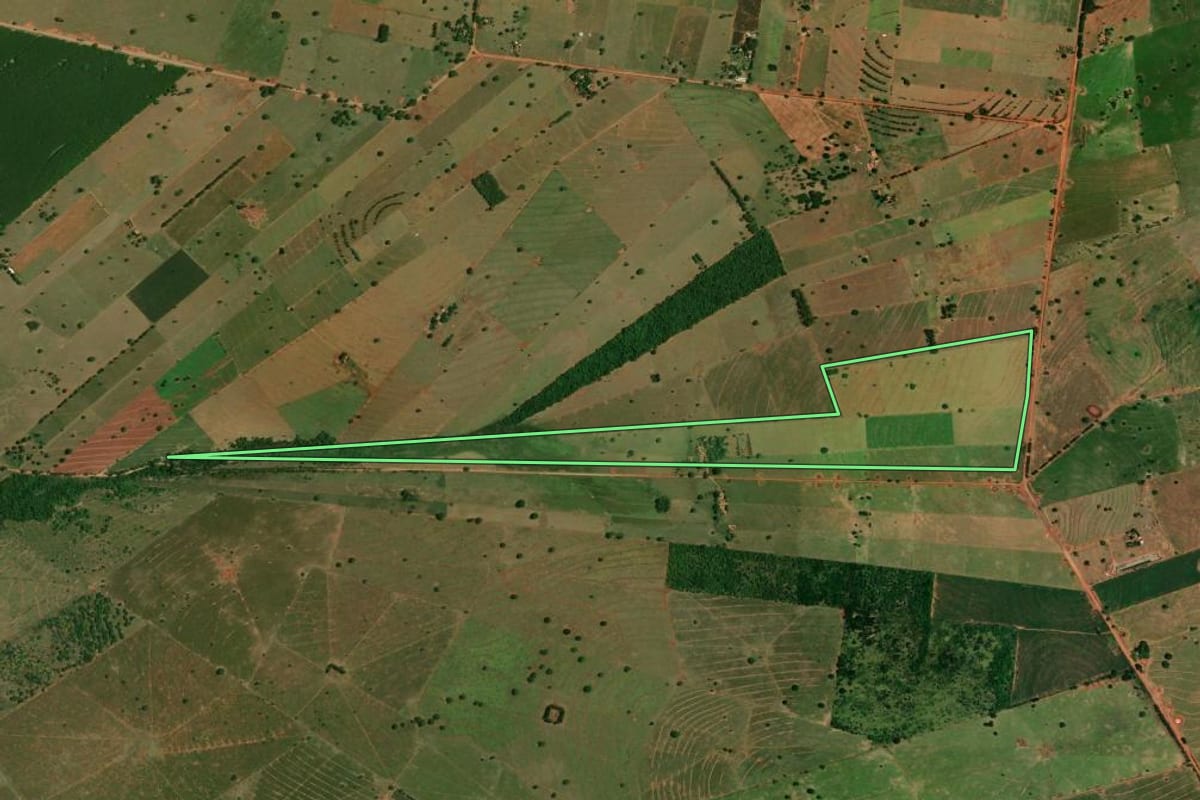 Imagem de satélite do imóvel rural em São Pedro do Paraná (PR), com o contorno declarado no CAR desenhado por cima.