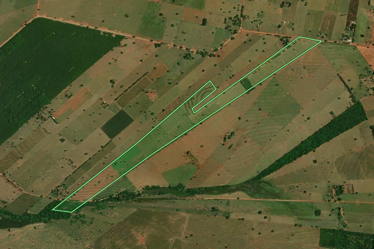 Imagem de satélite do imóvel rural em São Pedro do Paraná (PR), com o contorno declarado no CAR desenhado por cima.