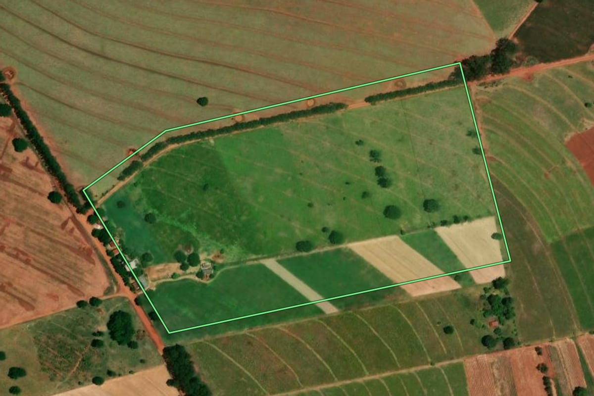 Imagem de satélite do imóvel rural em São Pedro do Paraná (PR), com o contorno declarado no CAR desenhado por cima.