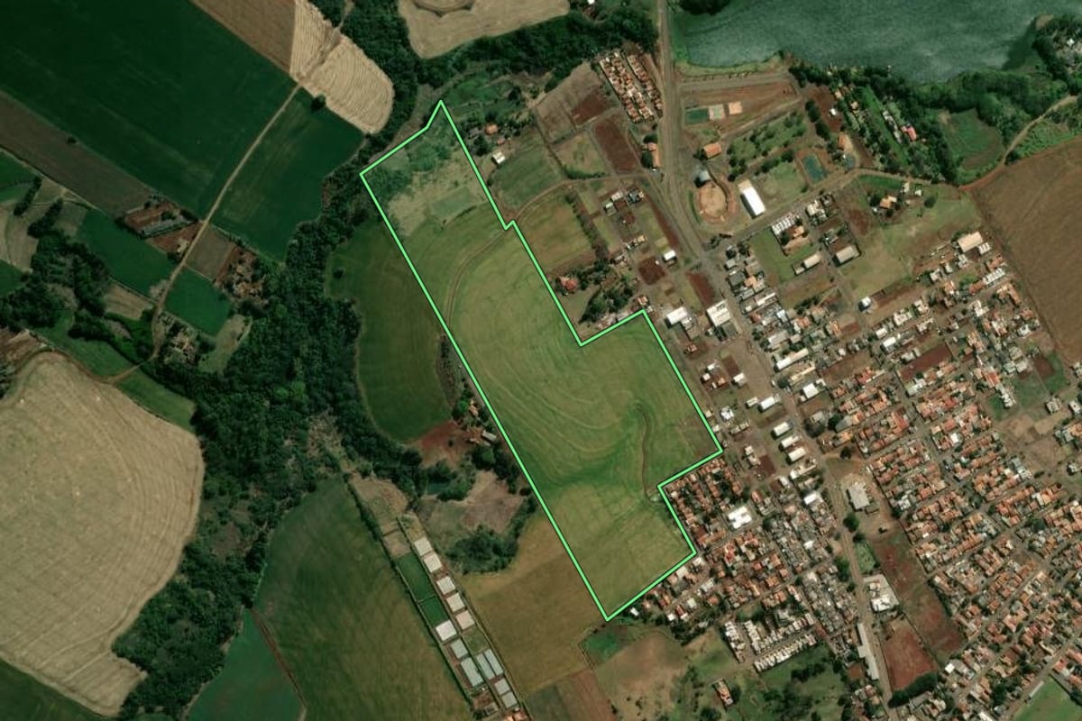 Imagem de satélite do imóvel rural em São Sebastião da Amoreira (PR), com o contorno declarado no CAR desenhado por cima.
