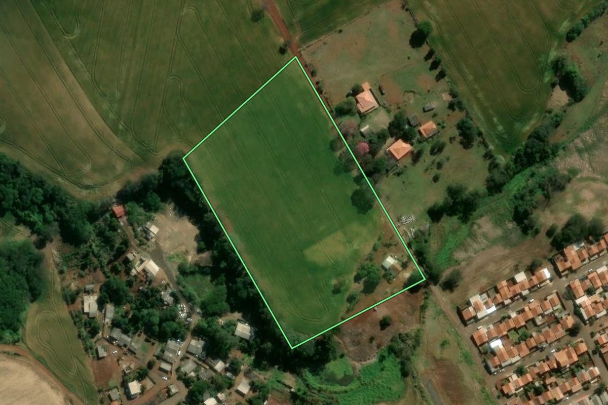 Imagem de satélite do imóvel rural em São Sebastião da Amoreira (PR), com o contorno declarado no CAR desenhado por cima.