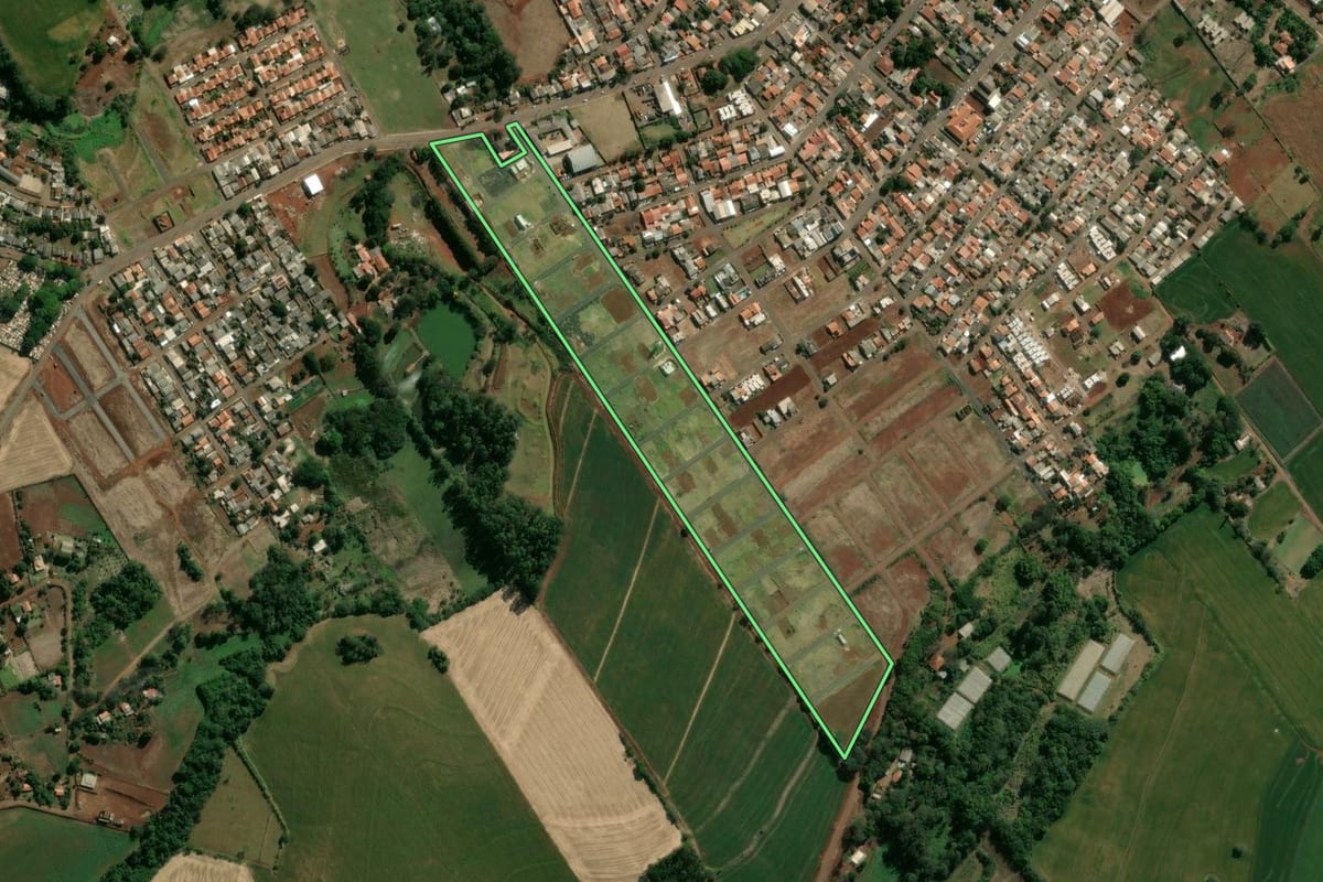 Imagem de satélite do imóvel rural em São Sebastião da Amoreira (PR), com o contorno declarado no CAR desenhado por cima.