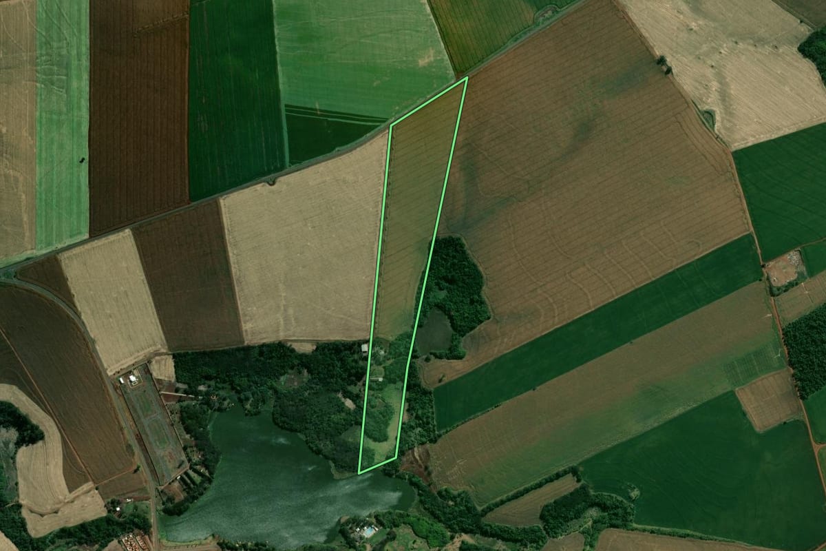 Imagem de satélite do imóvel rural em São Sebastião da Amoreira (PR), com o contorno declarado no CAR desenhado por cima.
