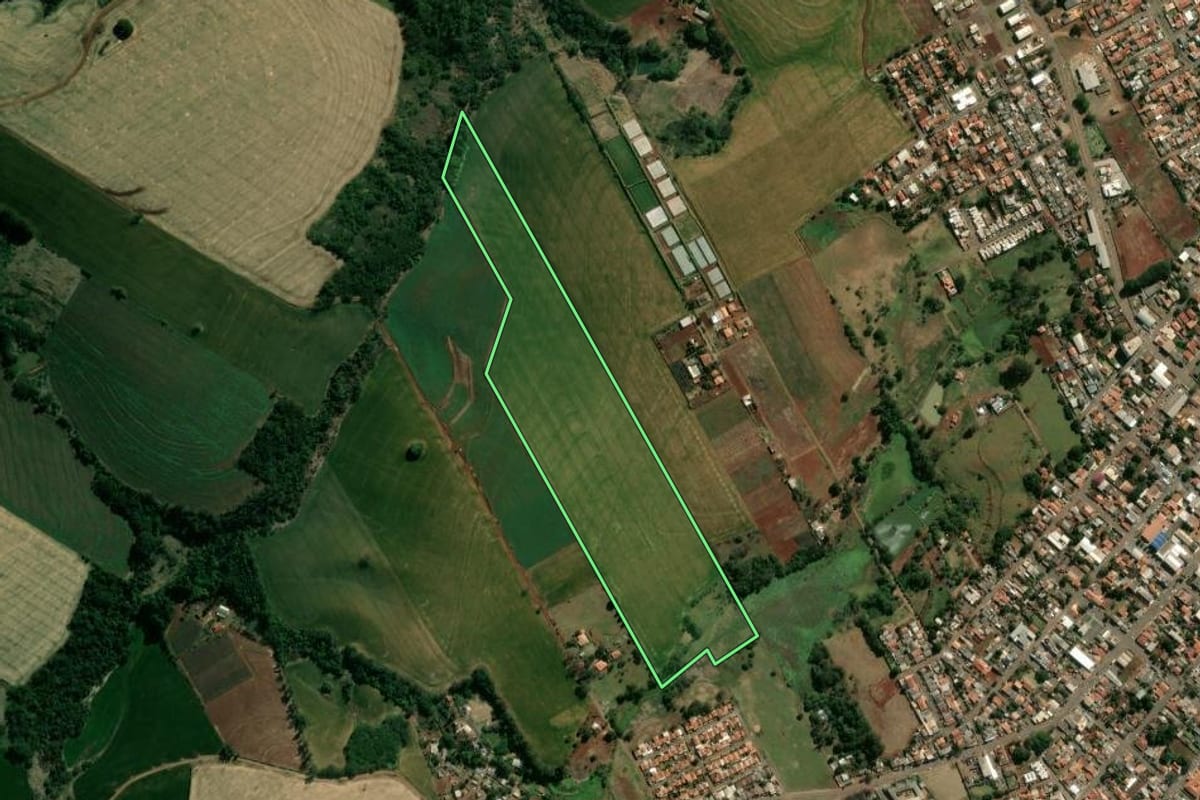Imagem de satélite do imóvel rural em São Sebastião da Amoreira (PR), com o contorno declarado no CAR desenhado por cima.