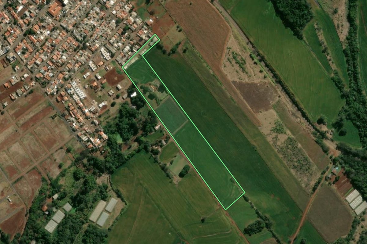 Imagem de satélite do imóvel rural em São Sebastião da Amoreira (PR), com o contorno declarado no CAR desenhado por cima.