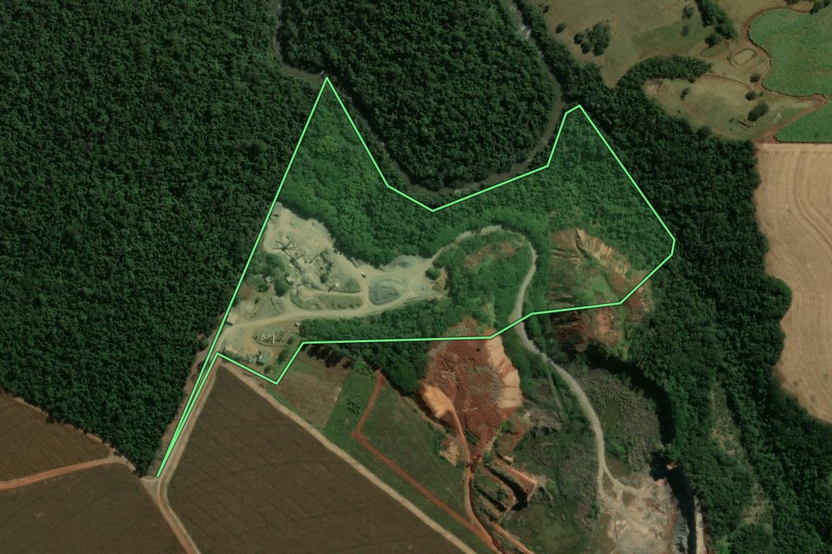 Imagem de satélite do imóvel rural em São Tomé (PR), com o contorno declarado no CAR desenhado por cima.