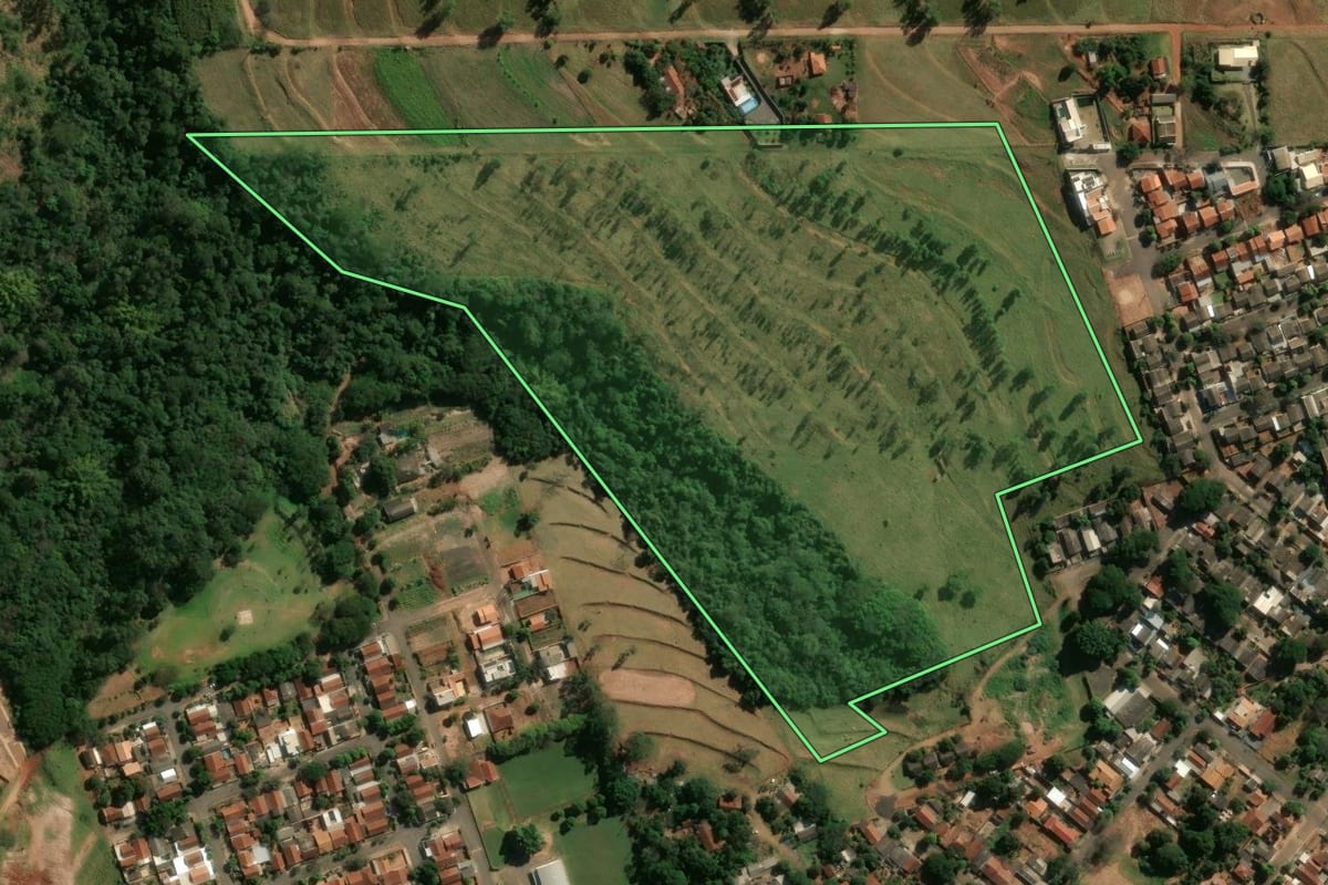 Imagem de satélite do imóvel rural em São Tomé (PR), com o contorno declarado no CAR desenhado por cima.