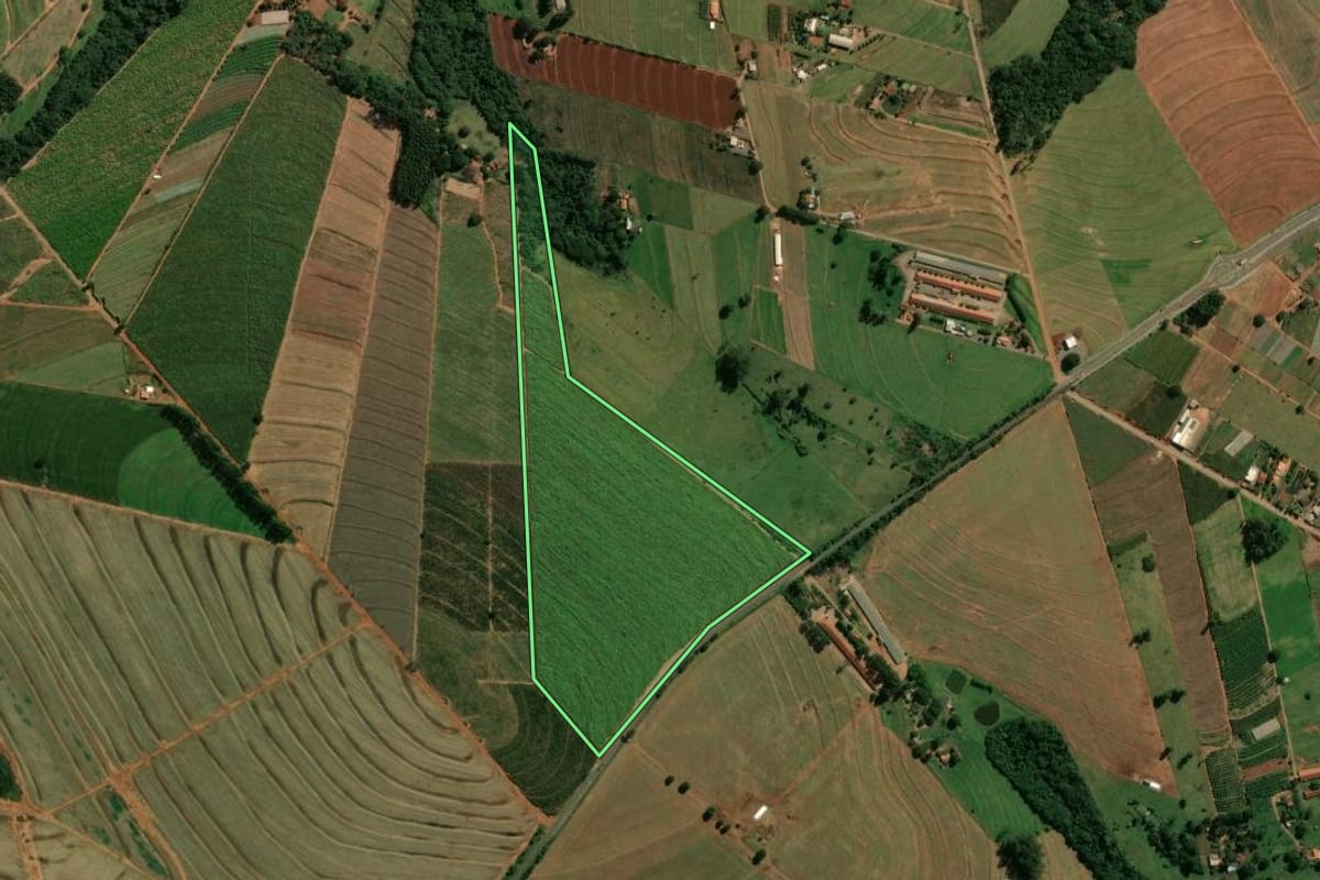Imagem de satélite do imóvel rural em São Tomé (PR), com o contorno declarado no CAR desenhado por cima.