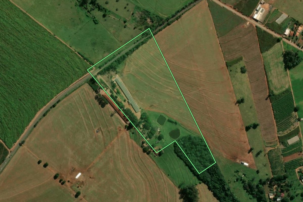 Imagem de satélite do imóvel rural em São Tomé (PR), com o contorno declarado no CAR desenhado por cima.