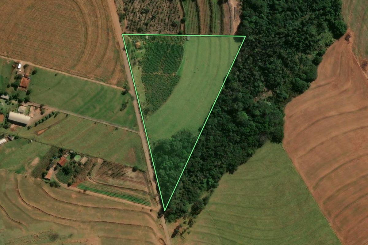 Imagem de satélite do imóvel rural em São Tomé (PR), com o contorno declarado no CAR desenhado por cima.