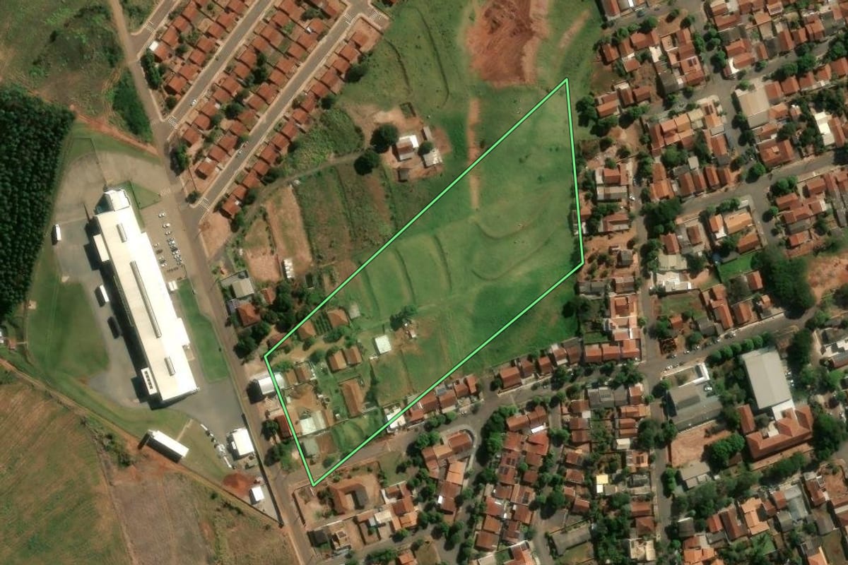 Imagem de satélite do imóvel rural em São Tomé (PR), com o contorno declarado no CAR desenhado por cima.