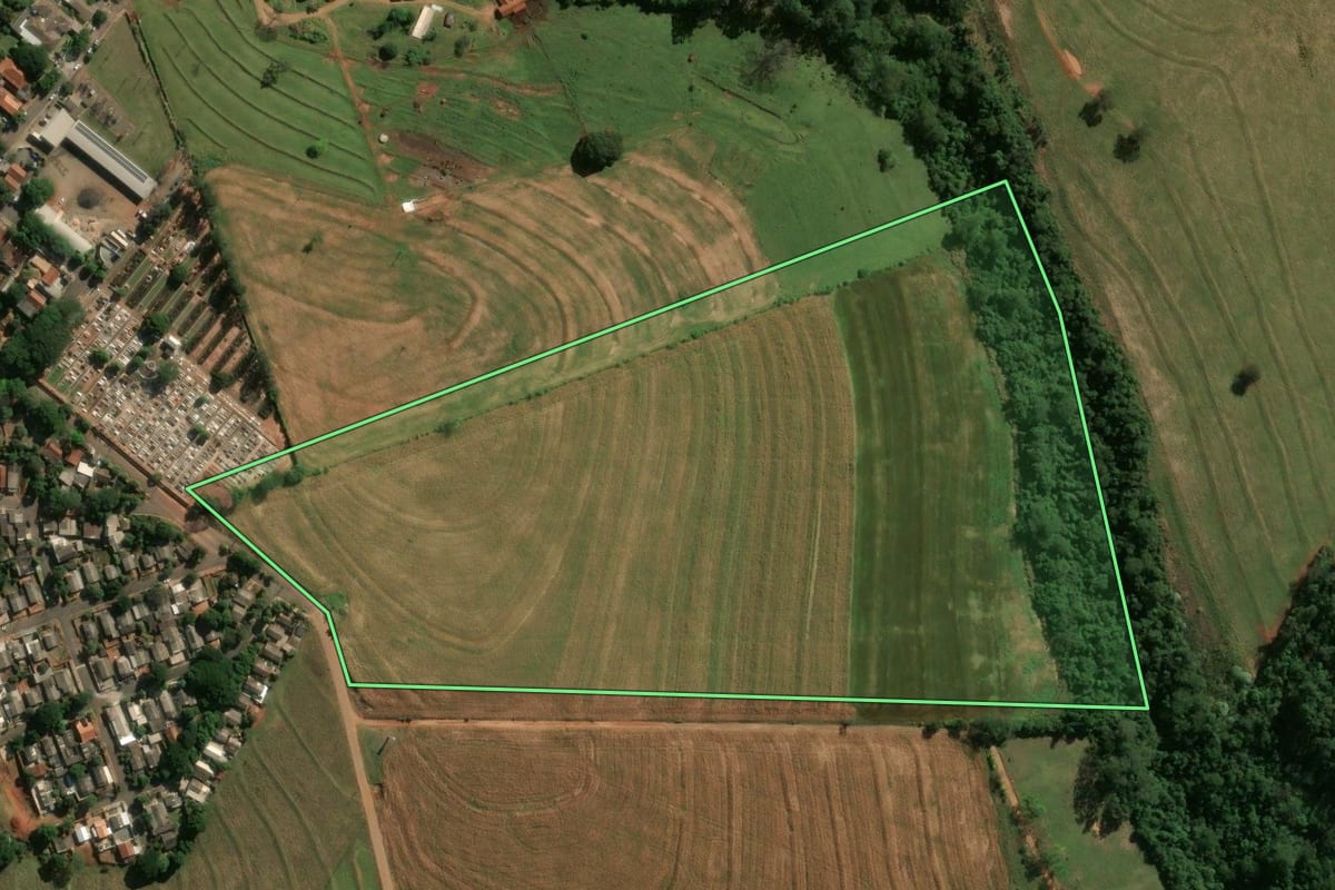 Imagem de satélite do imóvel rural em São Tomé (PR), com o contorno declarado no CAR desenhado por cima.