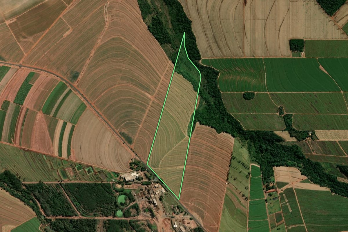 Imagem de satélite do imóvel rural em São Tomé (PR), com o contorno declarado no CAR desenhado por cima.