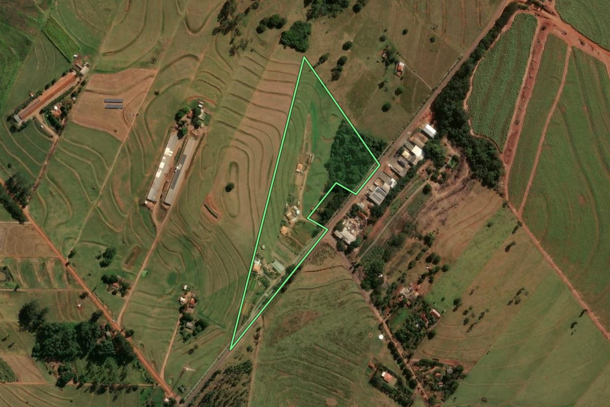 Imagem de satélite do imóvel rural em São Tomé (PR), com o contorno declarado no CAR desenhado por cima.