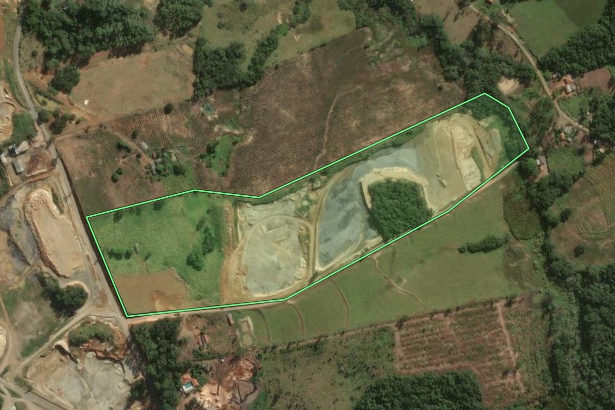 Imagem de satélite do imóvel rural em Sapopema (PR), com o contorno declarado no CAR desenhado por cima.