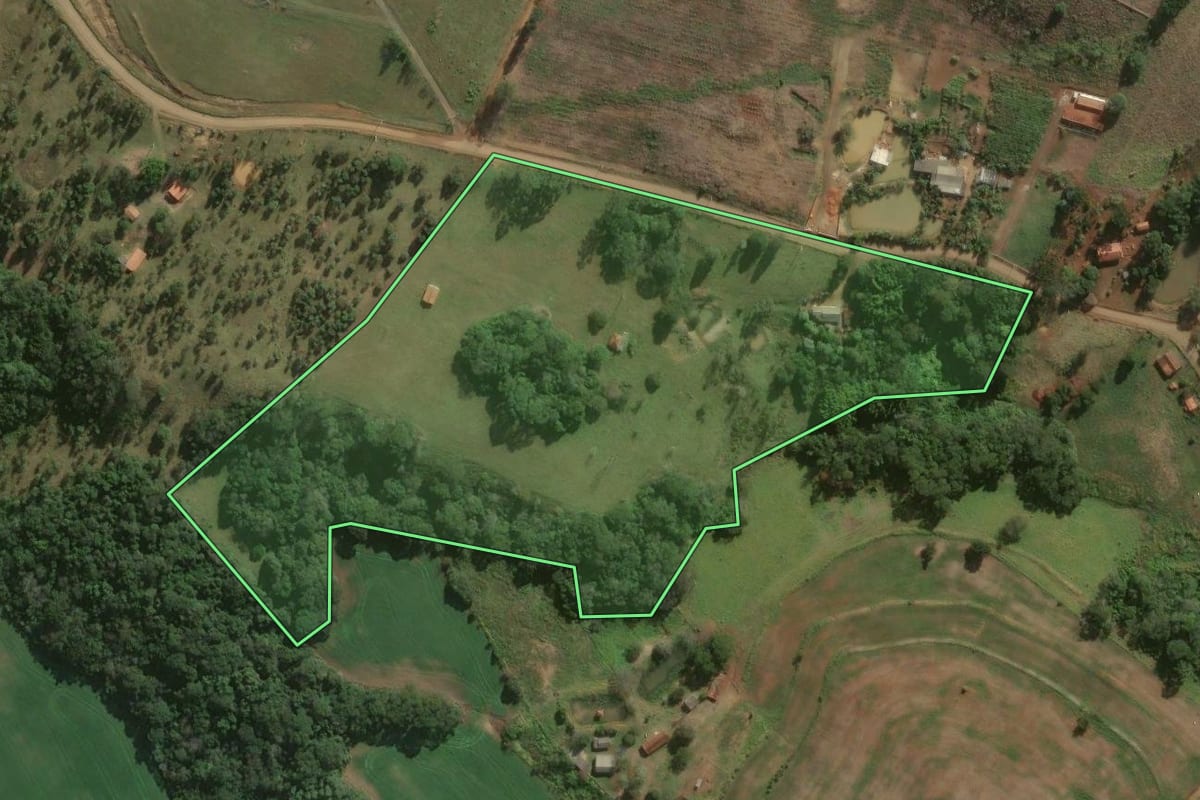 Imagem de satélite do imóvel rural em Sapopema (PR), com o contorno declarado no CAR desenhado por cima.
