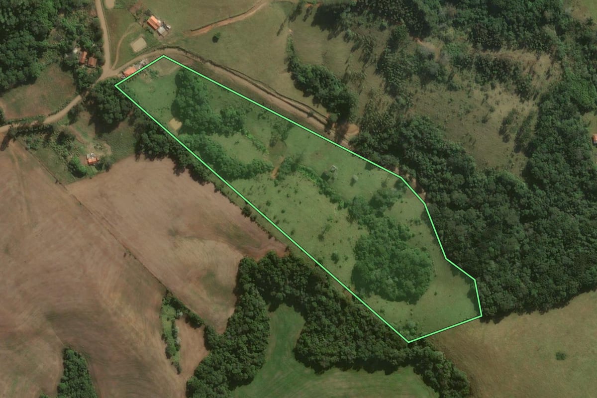 Imagem de satélite do imóvel rural em Sapopema (PR), com o contorno declarado no CAR desenhado por cima.