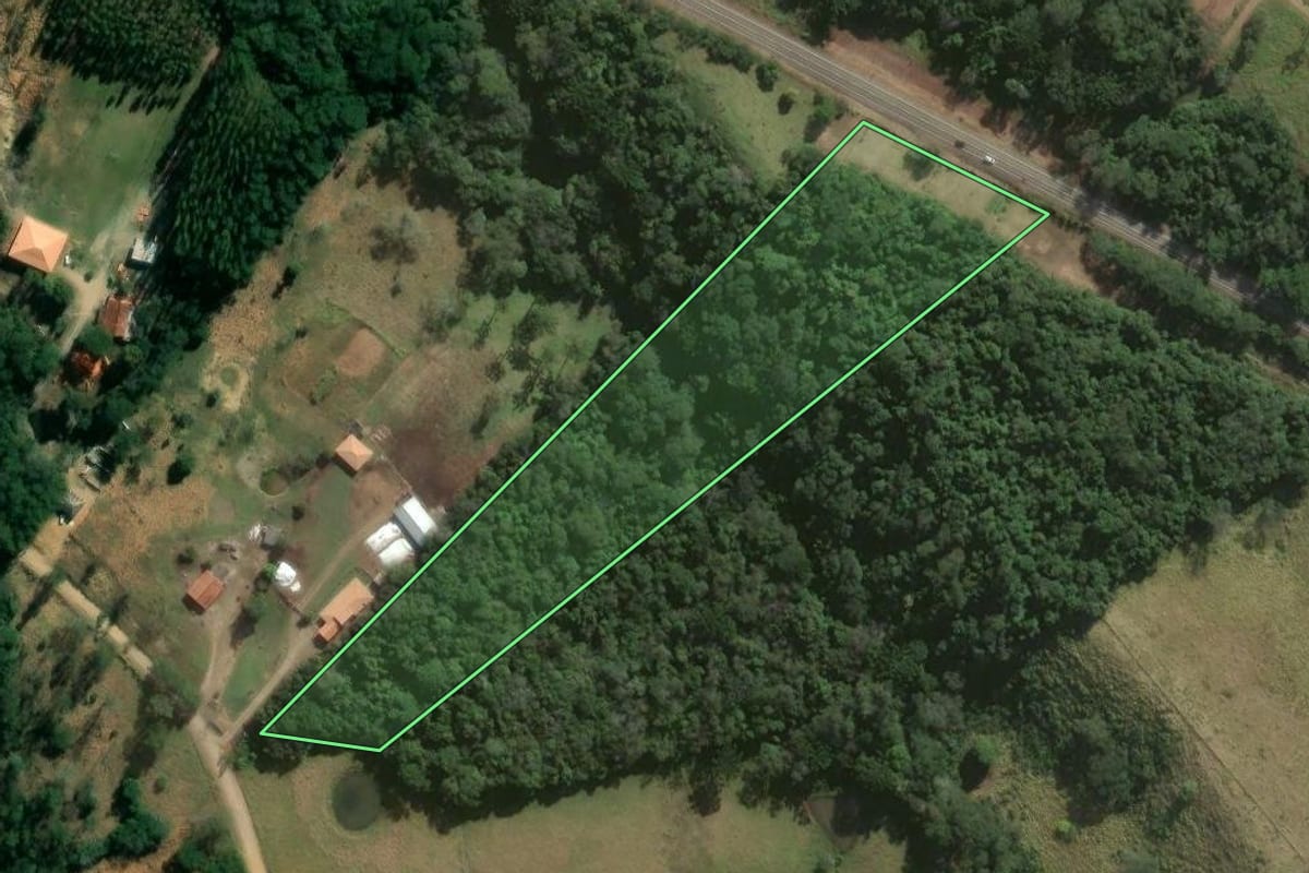 Imagem de satélite do imóvel rural em Sapopema (PR), com o contorno declarado no CAR desenhado por cima.